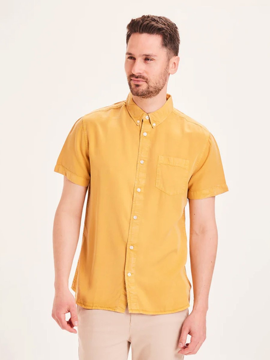 Herren Knowledge Cotton Apparel | Knowledge Cotton Apparel Larch Tencel Garment Dyed Ss Custom Fit Shirt Honey Gold | M