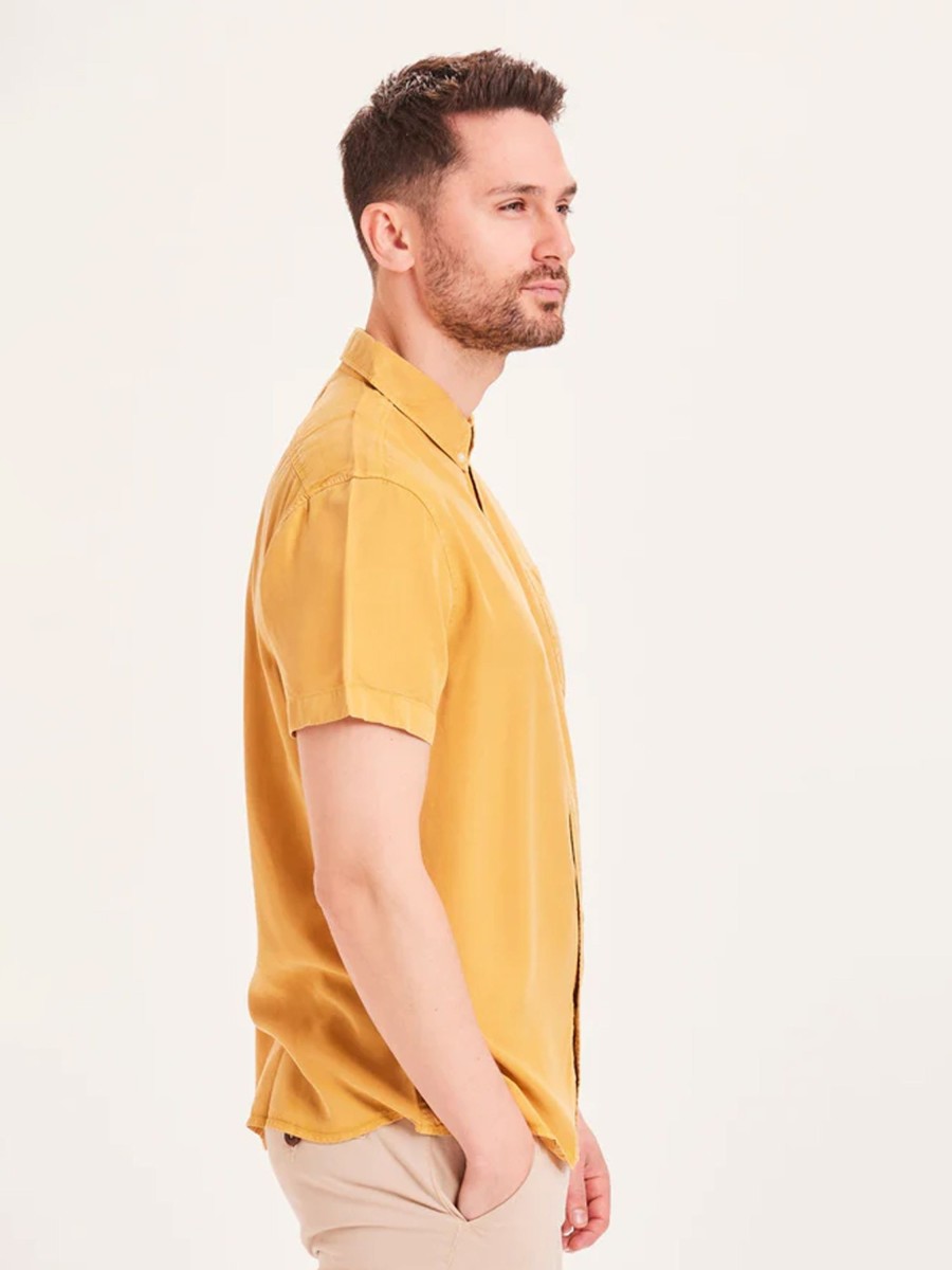 Herren Knowledge Cotton Apparel | Knowledge Cotton Apparel Larch Tencel Garment Dyed Ss Custom Fit Shirt Honey Gold | M